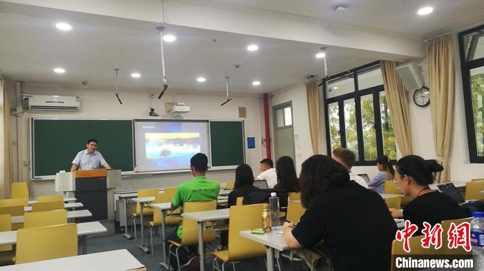 新冠疫情防控下中国高校探索线上为留学生讲述《中国故事》