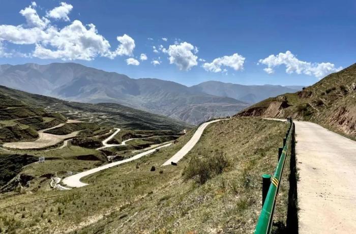 通往学校的唯一一条盘山路。 祁绣娟 摄 通往学校的唯一一条盘山路。 祁绣娟 摄