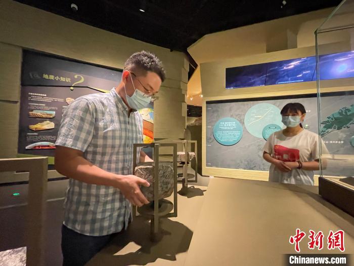 一位参观者参与龙游县博物馆设置的互动装置。 张斌 摄 一位参观者参与龙游县博物馆设置的互动装置。 张斌 摄
