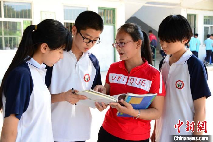 张润亚和学生们在一起。 赵卫东 摄 张润亚和学生们在一起。 赵卫东 摄