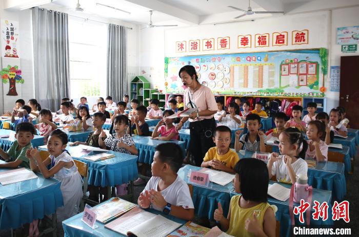 廖文英给学生示范诵读《弟子规》。 朱柳融 摄 廖文英给学生示范诵读《弟子规》。 朱柳融 摄