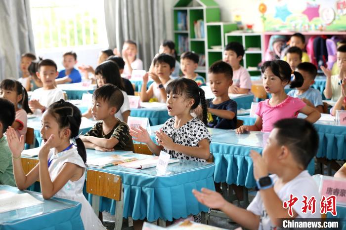 学生们鼓掌给自己鼓励。 朱柳融 摄 学生们鼓掌给自己鼓励。 朱柳融 摄