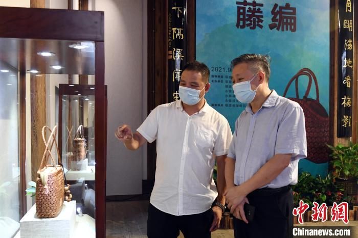 福建藤编艺术展吸引观众观展。 记者刘可耕 摄 福建藤编艺术展吸引观众观展。 记者刘可耕 摄