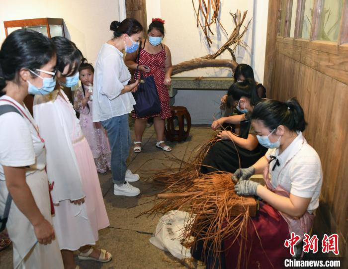 来自福建省永泰县的藤编民间艺人现场展示手工藤编技艺,吸引观众驻足观看。 记者刘可耕 摄 来自福建省永泰县的藤编民间艺人现场展示手工藤编技艺,吸引观众驻足观看。 记者刘可耕 摄