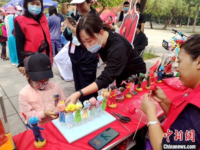 非遗传承人展示传统技艺。 赵桂华 摄 非遗传承人展示传统技艺。 赵桂华 摄