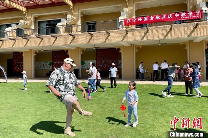 外国专家体验中国传统体育项目——踢键子。　李佩珊 摄