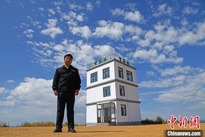 刘军站在望海楼前 王海琦 摄 刘军站在望海楼前 王海琦 摄