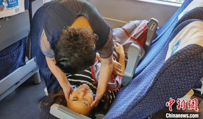 中医药博导紧急施救。 四川省中医药管理局 摄 中医药博导紧急施救。 四川省中医药管理局 摄