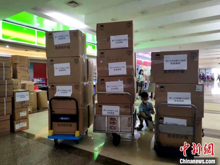 医护人员的子女也前来帮忙贴标签。　厦大附属中山医院供图