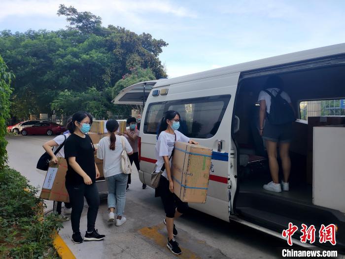 抗疫物品装车。　厦大附属中山医院供图