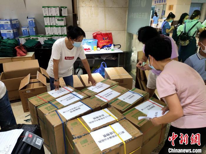 连夜打包抗疫物品。　厦大附属中山医院供图