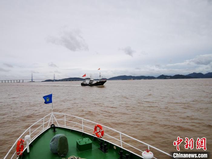 海事部门护船舶撤离。　麻宏宇 摄