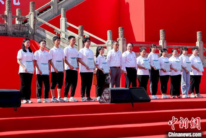 颁发“珞珈爱医基金”奖励证书 张畅 摄