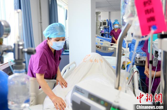 图为脱亚莉询问病人情况。　高展 摄