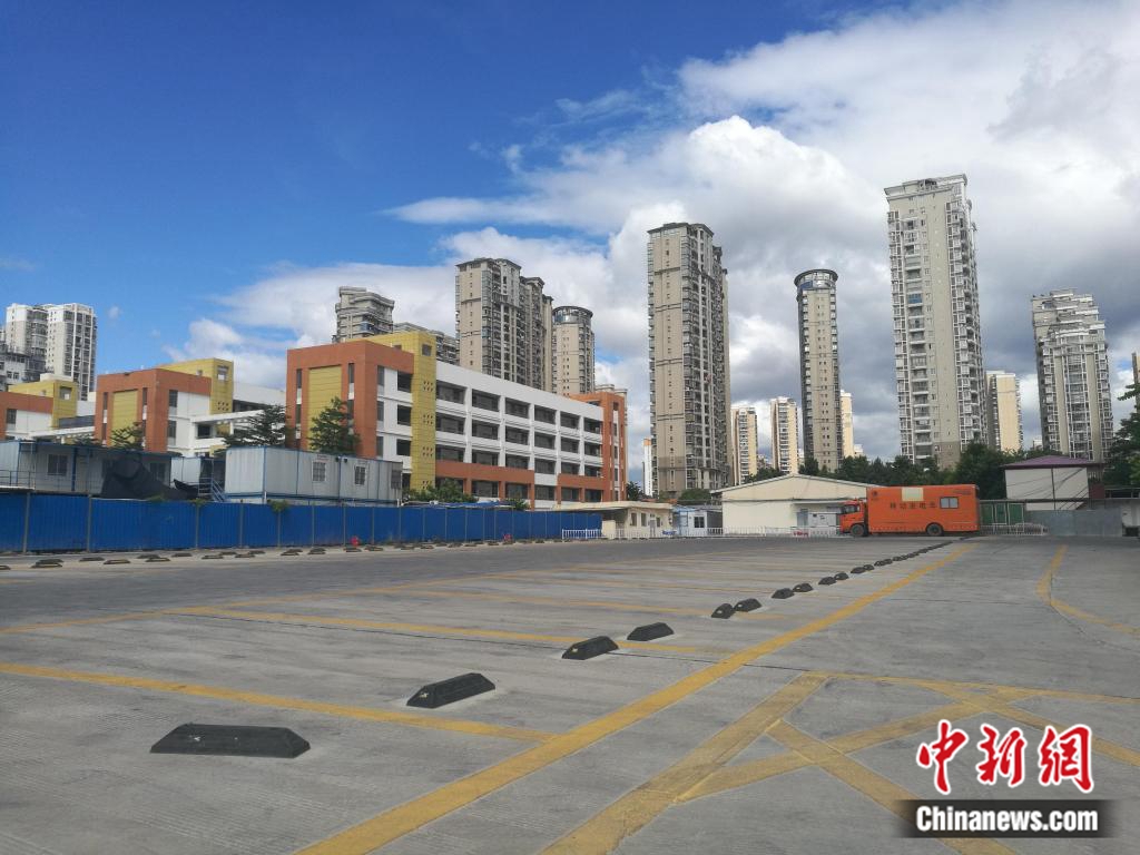 莆田学院附属医院腾空390余间病房外,还清空肺科病房外停车场。陈建飞 摄 莆田学院附属医院腾空390余间病房外,还清空肺科病房外停车场。陈建飞 摄