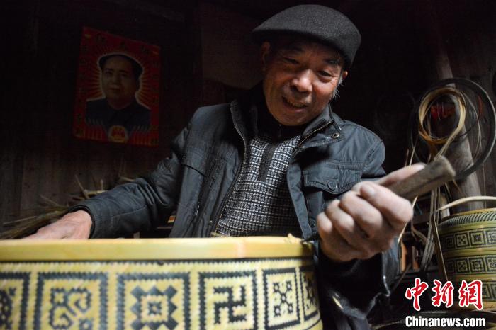 图为李伏清在编制幢篮。 蕉城区融媒体中心 供图 图为李伏清在编制幢篮。 蕉城区融媒体中心 供图