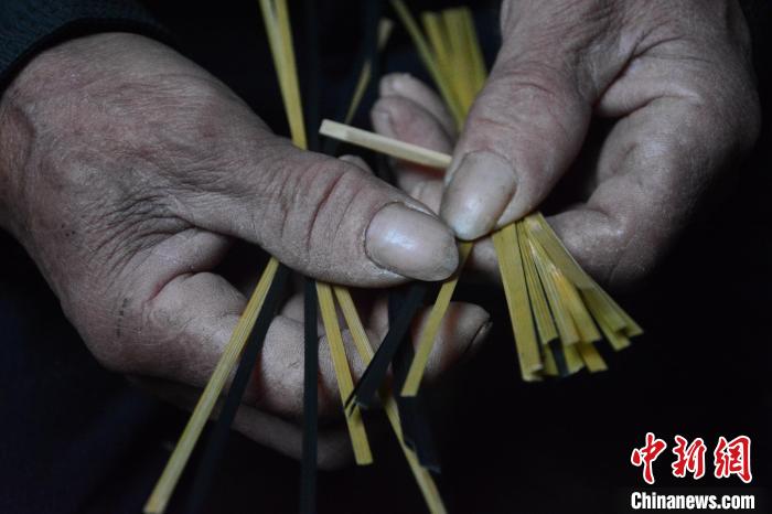 图为李伏清的双手与竹丝。 蕉城区融媒体中心 供图 图为李伏清的双手与竹丝。 蕉城区融媒体中心 供图