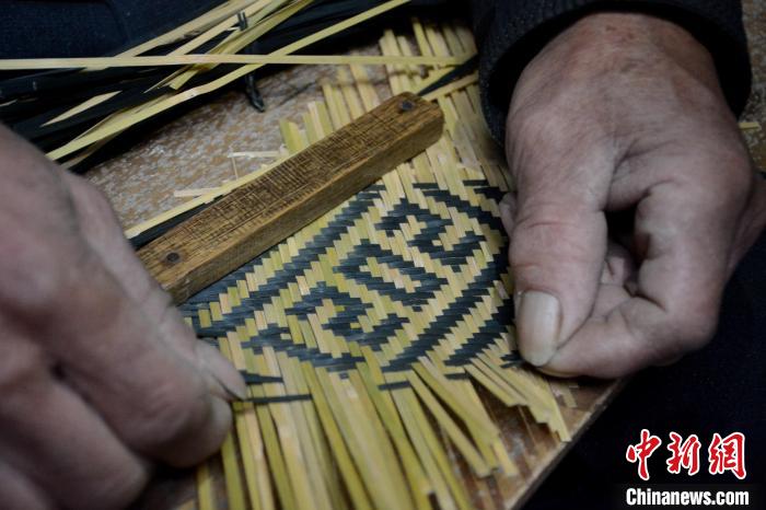 图为李伏清编织“2021”字样。 蕉城区融媒体中心 供图 图为李伏清编织“2021”字样。 蕉城区融媒体中心 供图