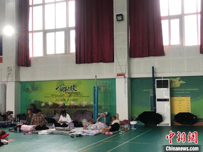 宁波市江北区实验小学安置点。　林波 摄