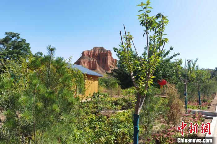 图为距离兰沟村不远处的水墨丹霞地貌景观。　杨娜 摄