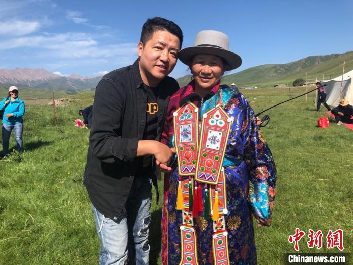 图为拍摄纪录片《西茂的婚礼》期间,张辉刚(左)与裕固族老人合影留念。(资料图) 张辉刚供图 图为拍摄纪录片《西茂的婚礼》期间,张辉刚(左)与裕固族老人合影留念。(资料图) 张辉刚供图