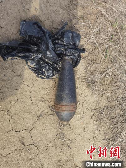 黑龙江黑河：江边现迫击炮弹民警迅速排除险情