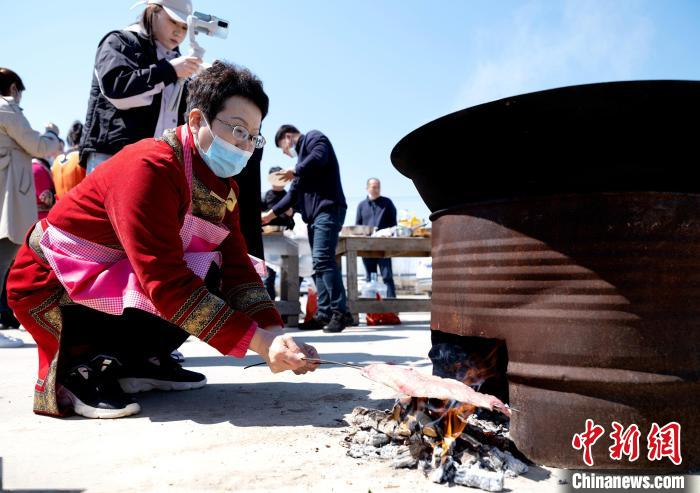 赫哲族人在制作特色美食。 杨启坤 摄 赫哲族人在制作特色美食。 杨启坤 摄