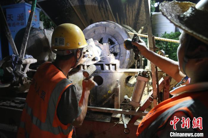 检修保养设备 中铁四局供图