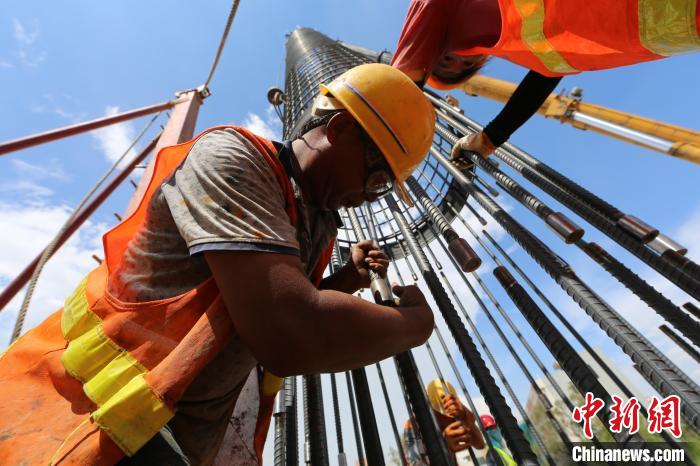 钻机手王开发：一台钻机和一座箱式板房，夫妻携手天涯