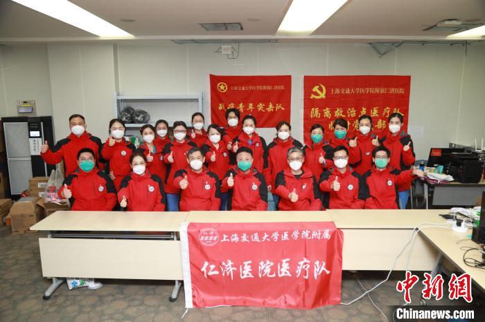 图为郑军华(前排左四)和仁济医院团队在一起。仁济医院供图 图为郑军华(前排左四)和仁济医院团队在一起。仁济医院供图