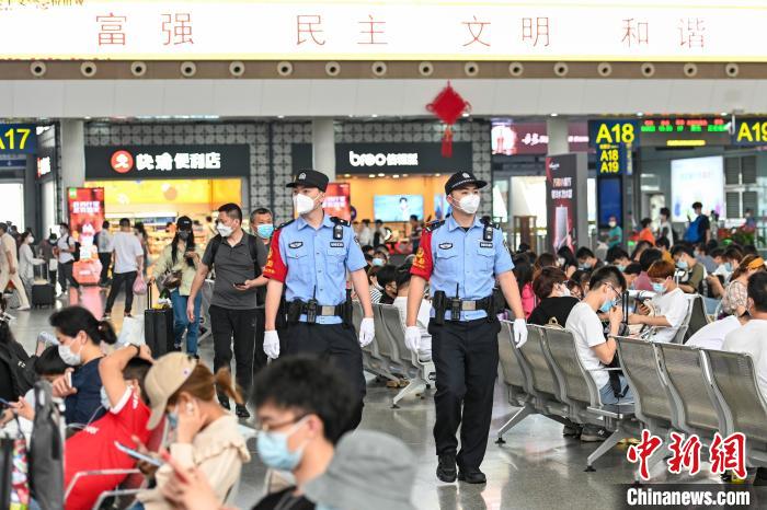 广铁警方多措并举为“五一”小长假保驾护航 段亚楠 摄 广铁警方多措并举为“五一”小长假保驾护航 段亚楠 摄