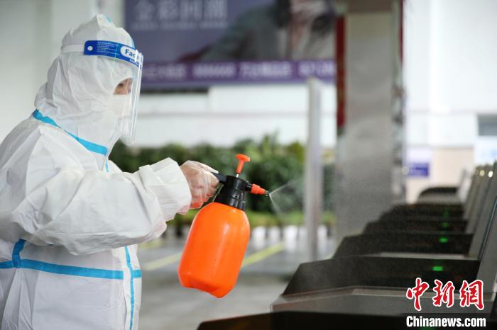 铁路工作人员进行消杀工作。　徐率 摄