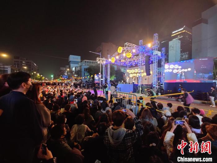 燃灯队伍游行结束后，在钟阁十字路口准备的特设舞台上，还举行了特别演出联欢活动。　刘旭 摄