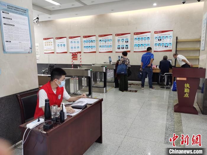 守护你也守护大家浙江一民警陪父住院期间化身志愿者