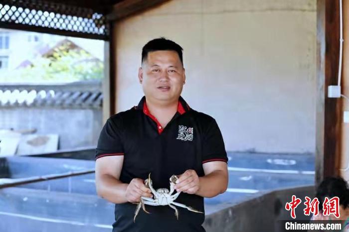 【十年@每一个奋斗的你】浙江衢州新农人探索“稻渔共生”螃蟹小龙虾游出共富路