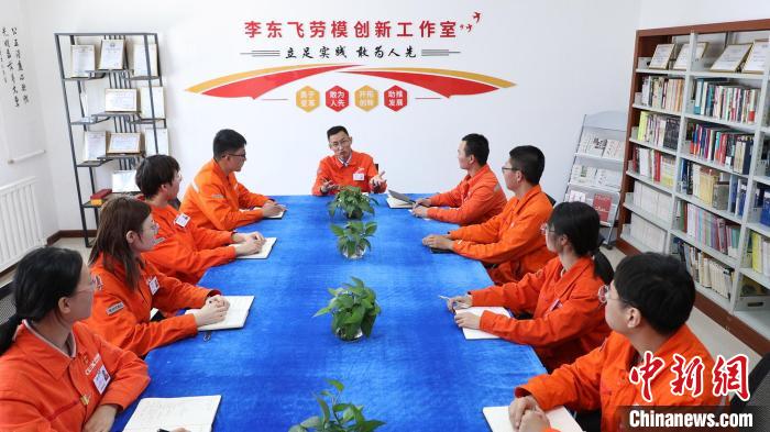 李东飞和业务骨干一起座谈。 王小军 摄 李东飞和业务骨干一起座谈。 王小军 摄