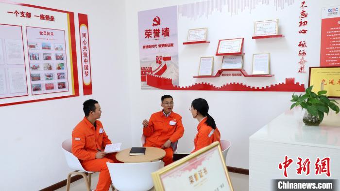 李东飞(中)和年轻员工交流谈心。 李东飞(中)和年轻员工交流谈心。