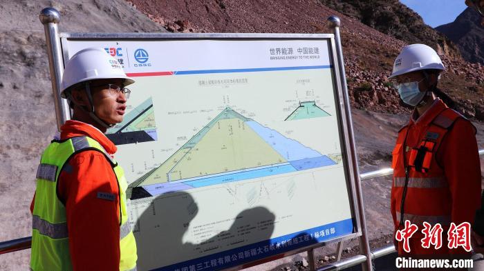 李东飞表示,大石峡水利枢纽工程Ⅰ标项目地质条件复杂,目前是世界在建坝体最高的水利枢纽工程。 王小军 摄 李东飞表示,大石峡水利枢纽工程Ⅰ标项目地质条件复杂,目前是世界在建坝体最高的水利枢纽工程。 王小军 摄