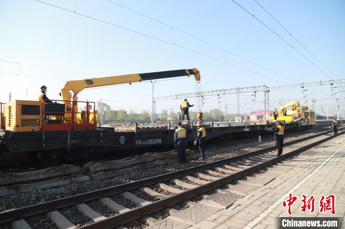工作人员在现场施工。　沈阳铁路局提供