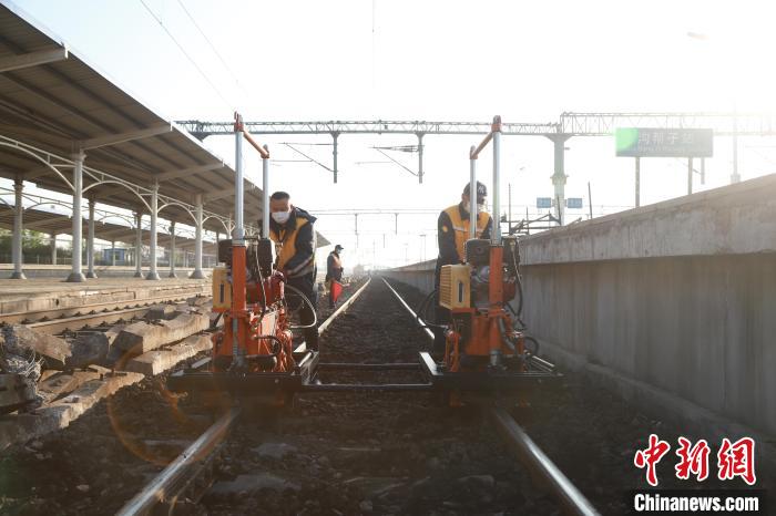 工作人员在现场施工。　沈阳铁路局提供