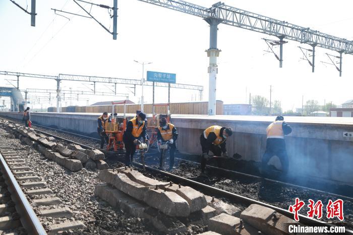 工作人员在现场施工。　沈阳铁路局提供