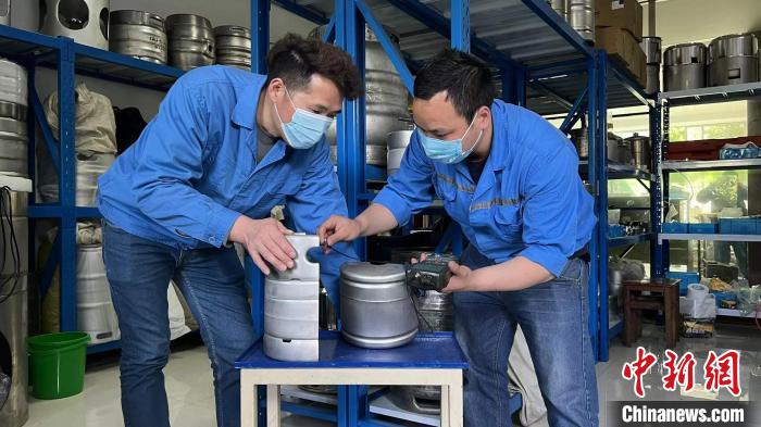 叶晓阳和同事研发啤酒桶。　陈冰曲供图