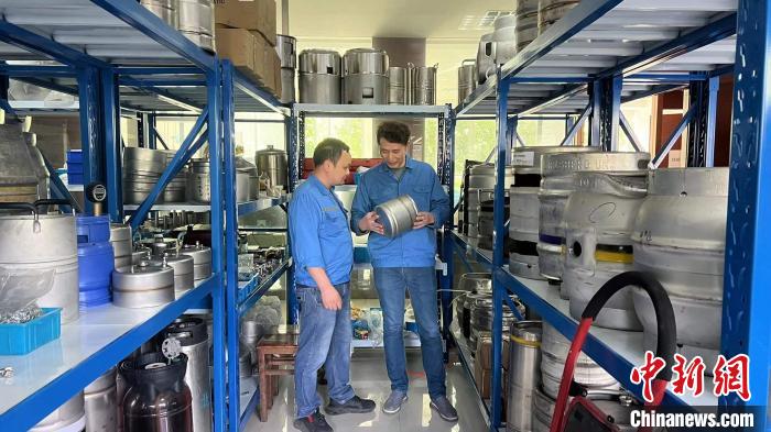 叶晓阳摆放的啤酒桶。　陈冰曲供图