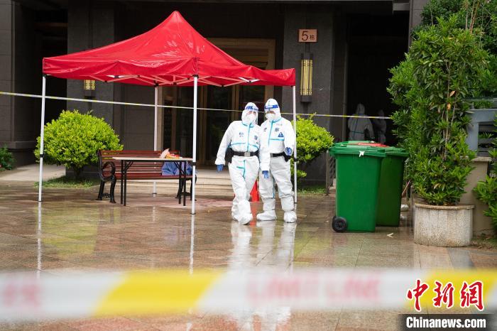 4月28日,合肥市公安局常青派出所民警胡光明(左一)在封控小区执勤。 宋军 摄 4月28日,合肥市公安局常青派出所民警胡光明(左一)在封控小区执勤。 宋军 摄