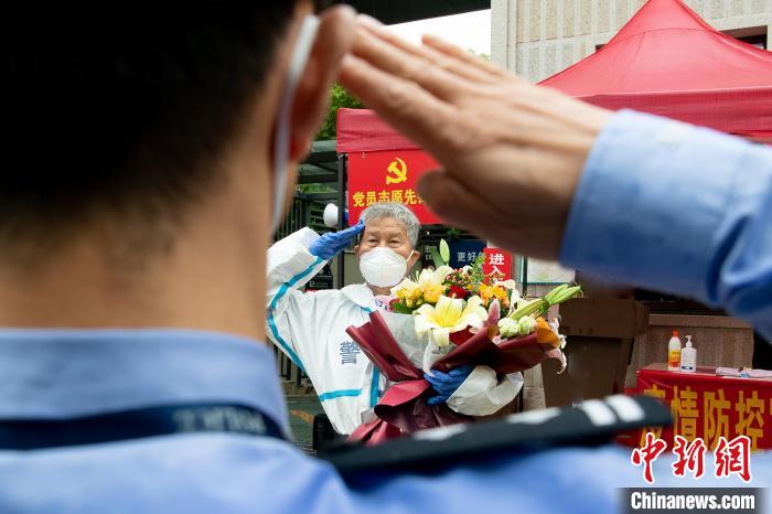 合肥老民警在抗疫执勤点光荣退休