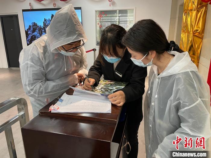 黄山风景区工作人员为游客提供旅游线路讲解服务 胡静 摄