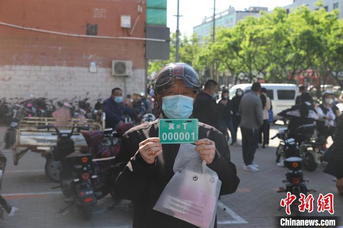 河北衡水电动自行车登记上牌首日逾千民众半日完成登记