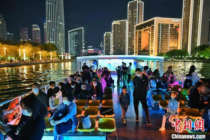5月1日晚，游客乘坐游船夜航海河，观两岸美景 <a target=