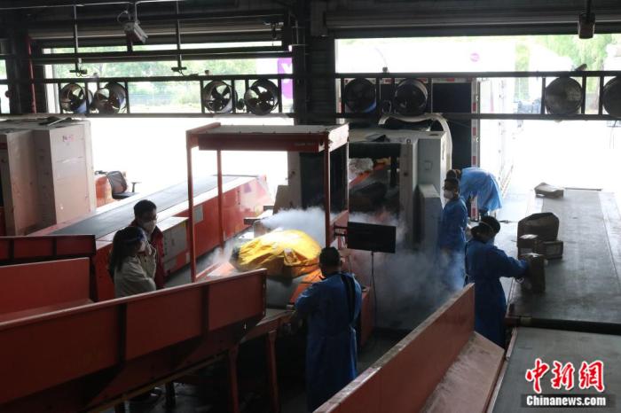 快递正在进行进港消杀。 快递正在进行进港消杀。