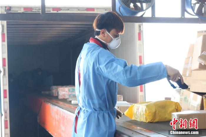 工作人员正在分拣快递 工作人员正在分拣快递